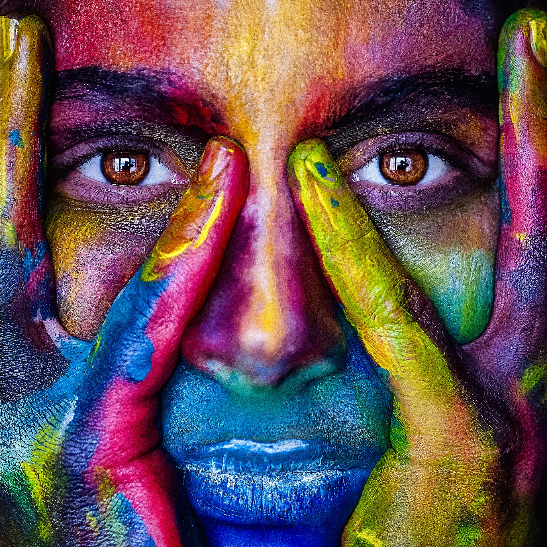 mujer cara colorida